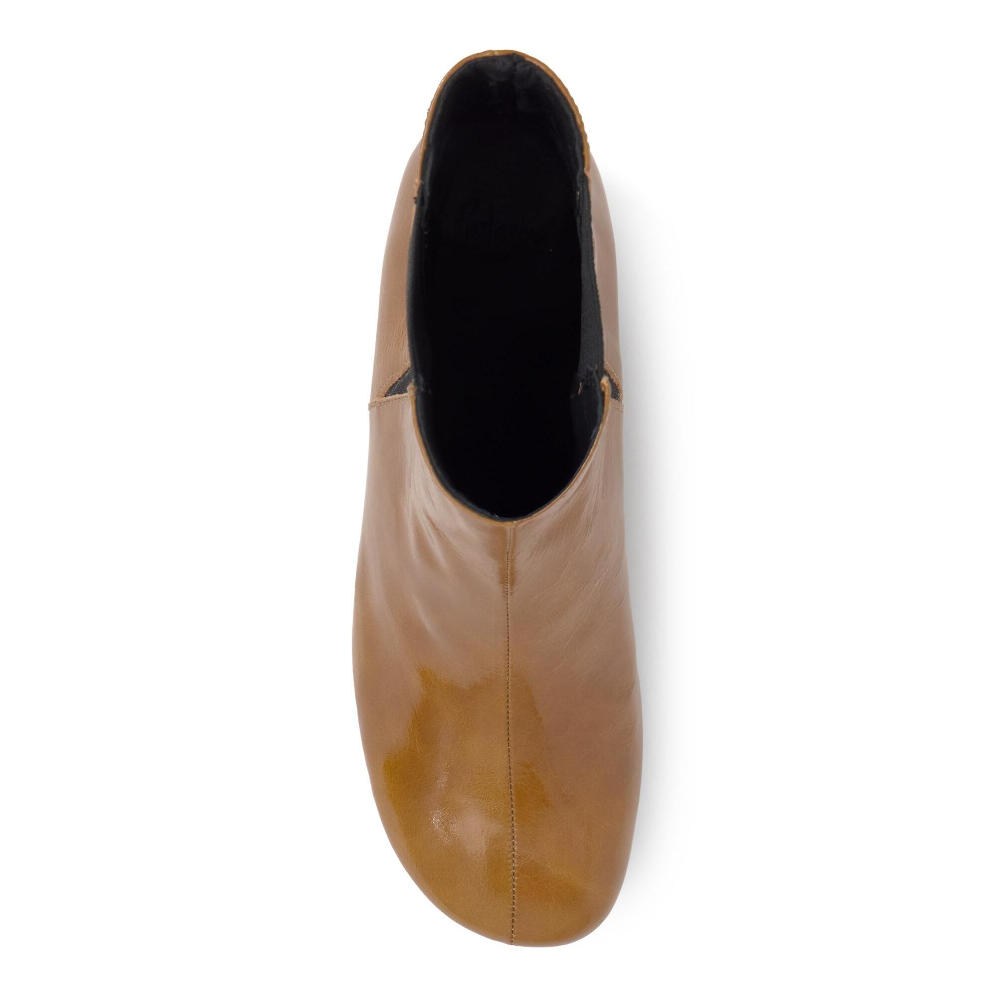 Botín de tacón Alegra en charol con cierre elástico y tacón kitten