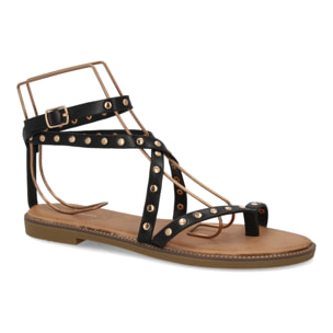 Sandalia plana con tiras y tachuelas para mujer.