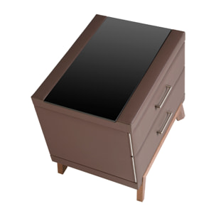 Mesita de noche Angel Cerdá con estructura de madera chapada en nogal natural tapizada en polipiel marrón chocolate y patas de madera chapada en nogal natural tapa de cristal templado tintado en negro 60x46x56cm