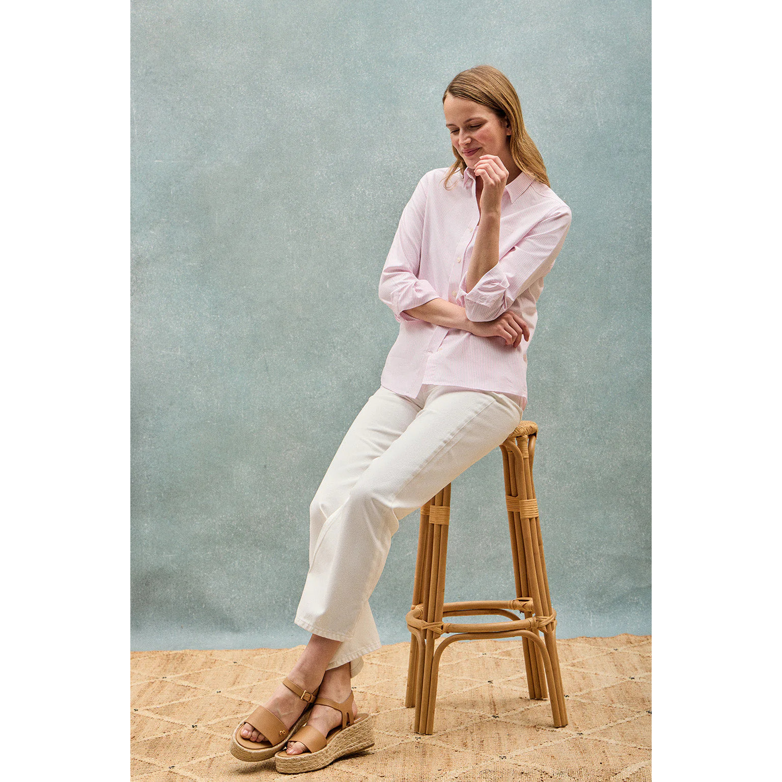 Camisa a rayas color rosa con logo bordado