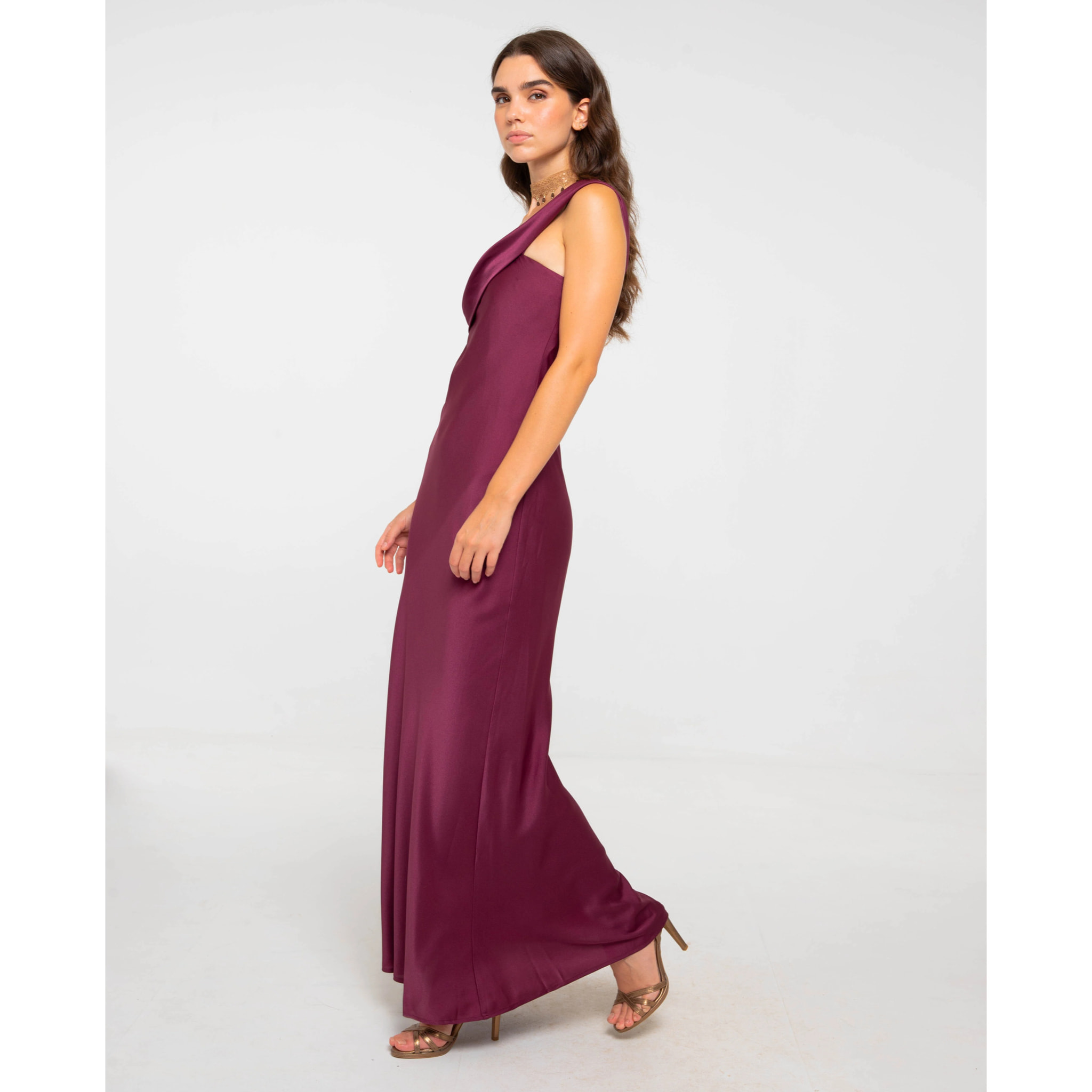 Vestido largo con escote asimétrico