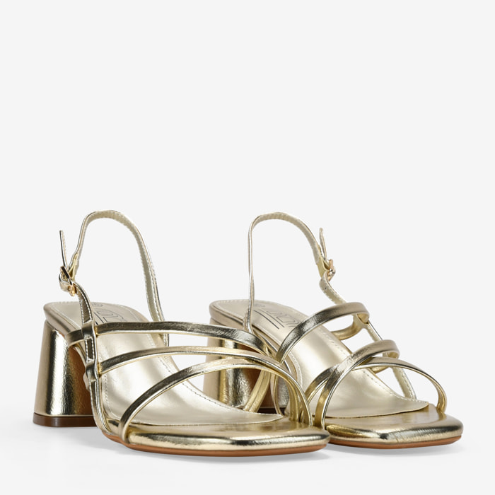 Sandalias de tacón doradas con tiras