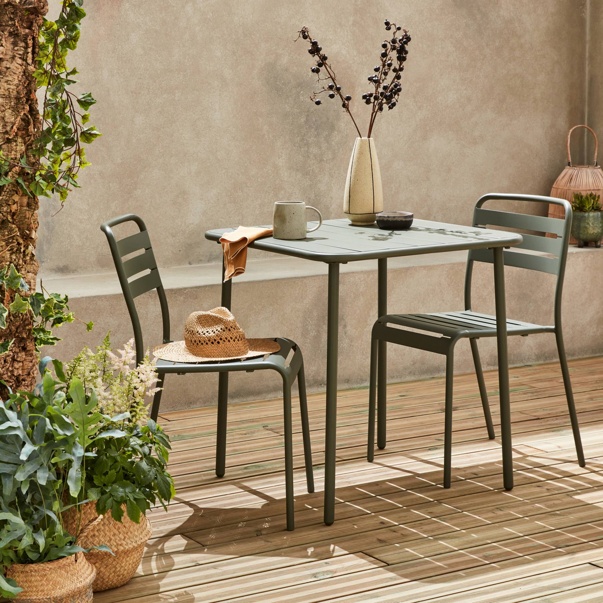 Table de jardin métal + 2 assises kaki Amélia. lattes et bords arrondis. traitement antirouille