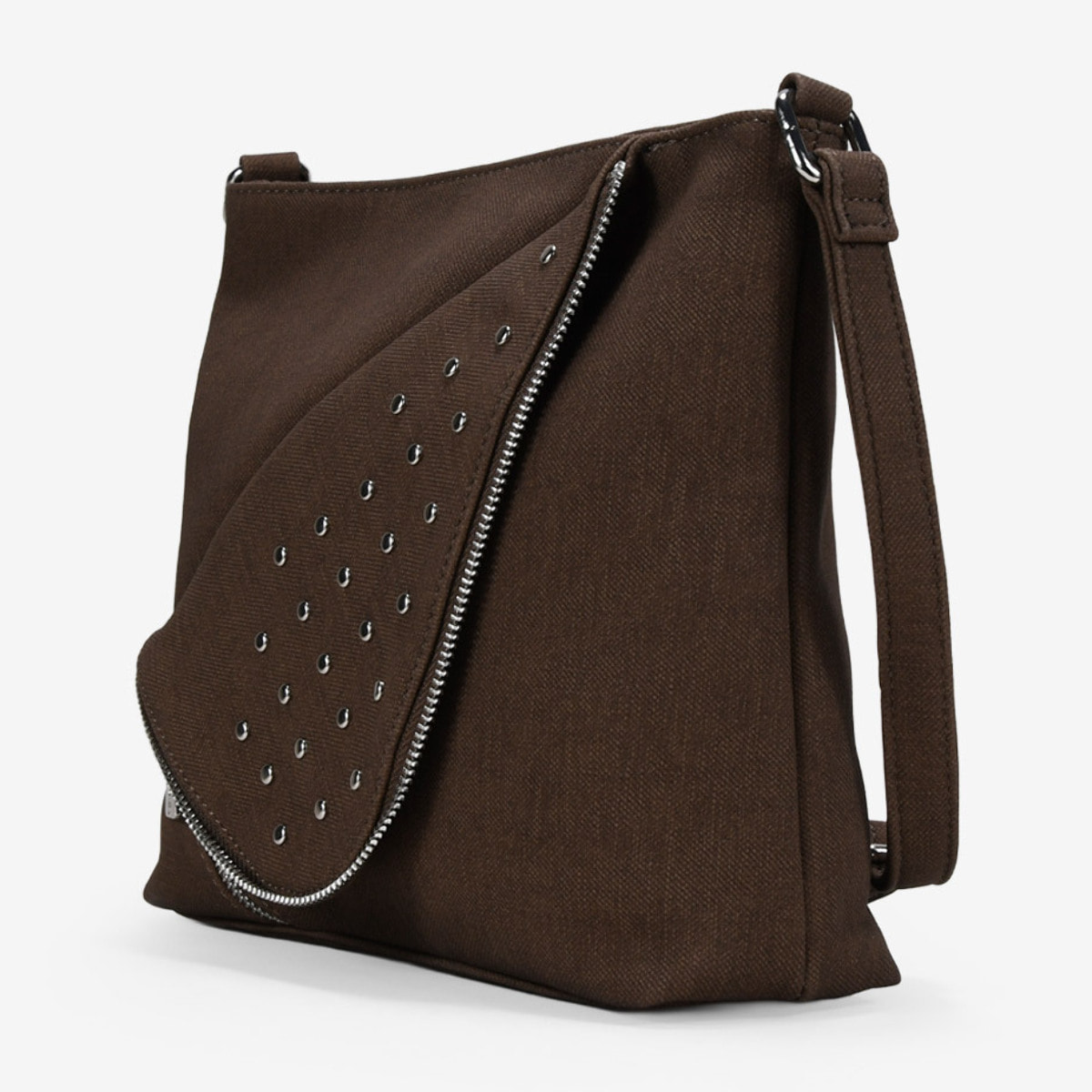 Bolso bandolera marrón con solapa de tachas