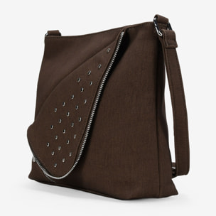 Bolso bandolera marrón con solapa de tachas