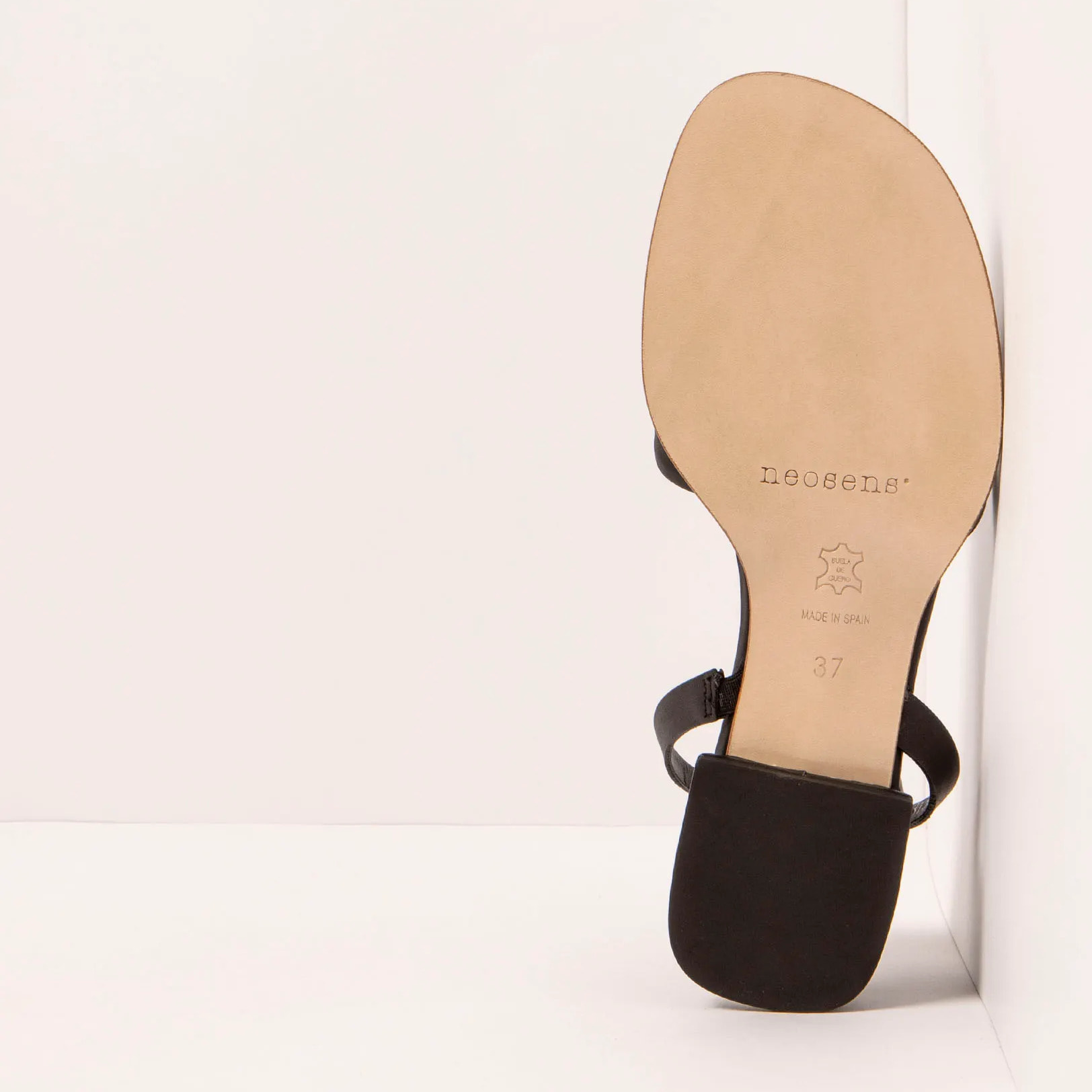 Sandalias S3156 CRISTAL BLACK/ VALVIN color Black