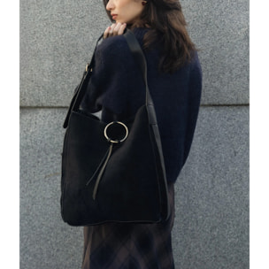 Bolso de hombro negro en ante con argolla metálica