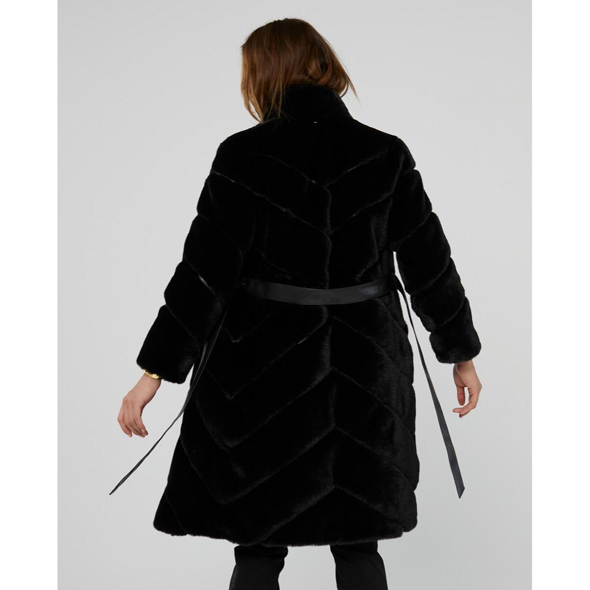 Cappotto di pelliccia di lunghezza media con tagli a spina di pesce