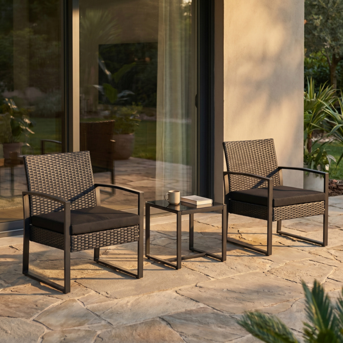 Salotto da giardino in rattan con struttura in ferro zincato, set con sedie e tavolino in vetro temperato, resistente e moderno, ideale per balcone terrazzo e outdoor, compatto e facile da pulire, design elegante e durevole