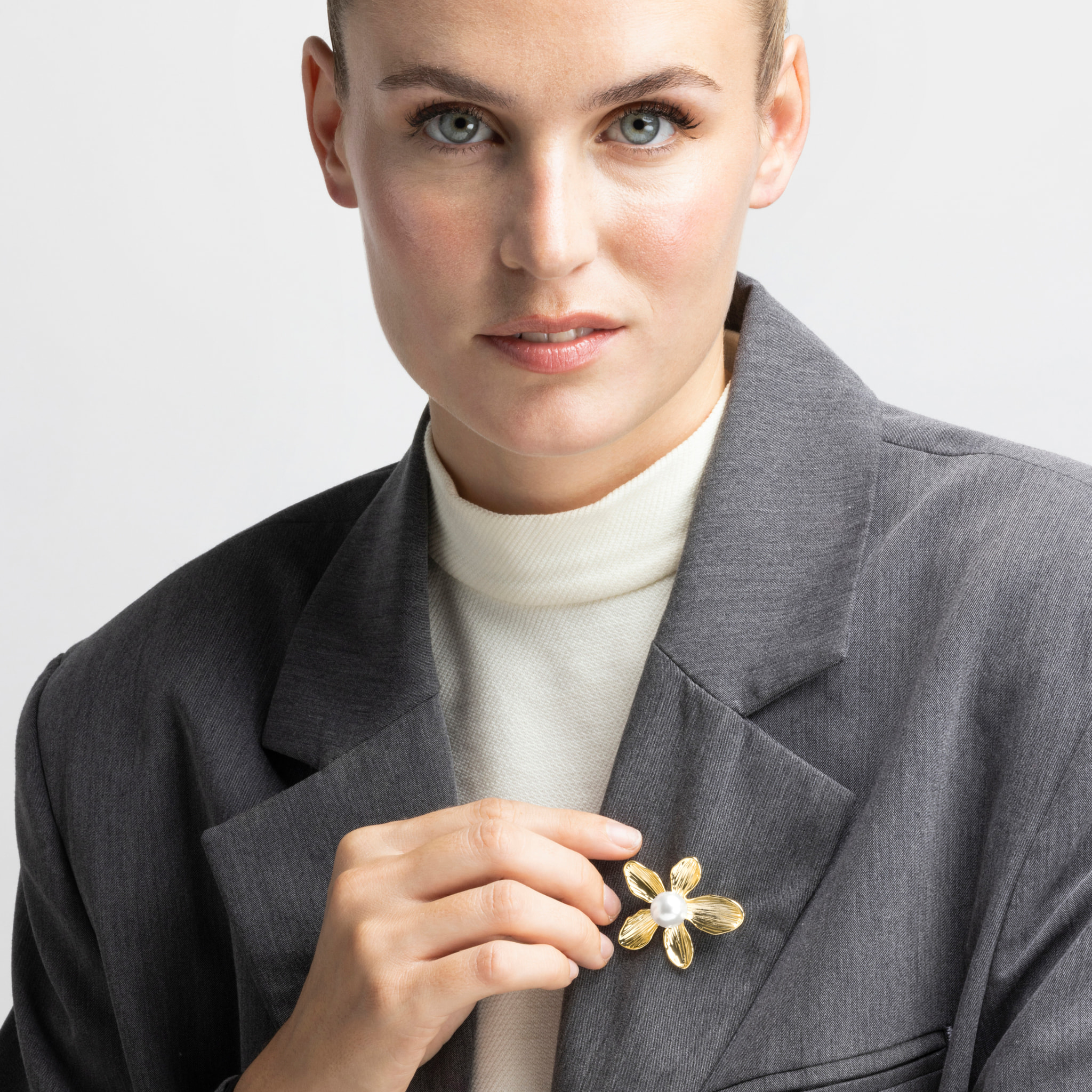 Broche con Perla Blanca acabado oro 18k
