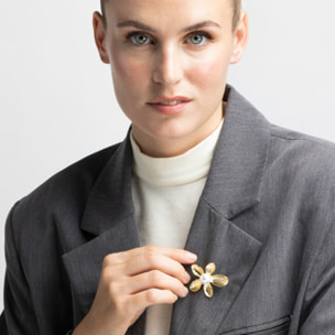 Broche con Perla Blanca acabado oro 18k