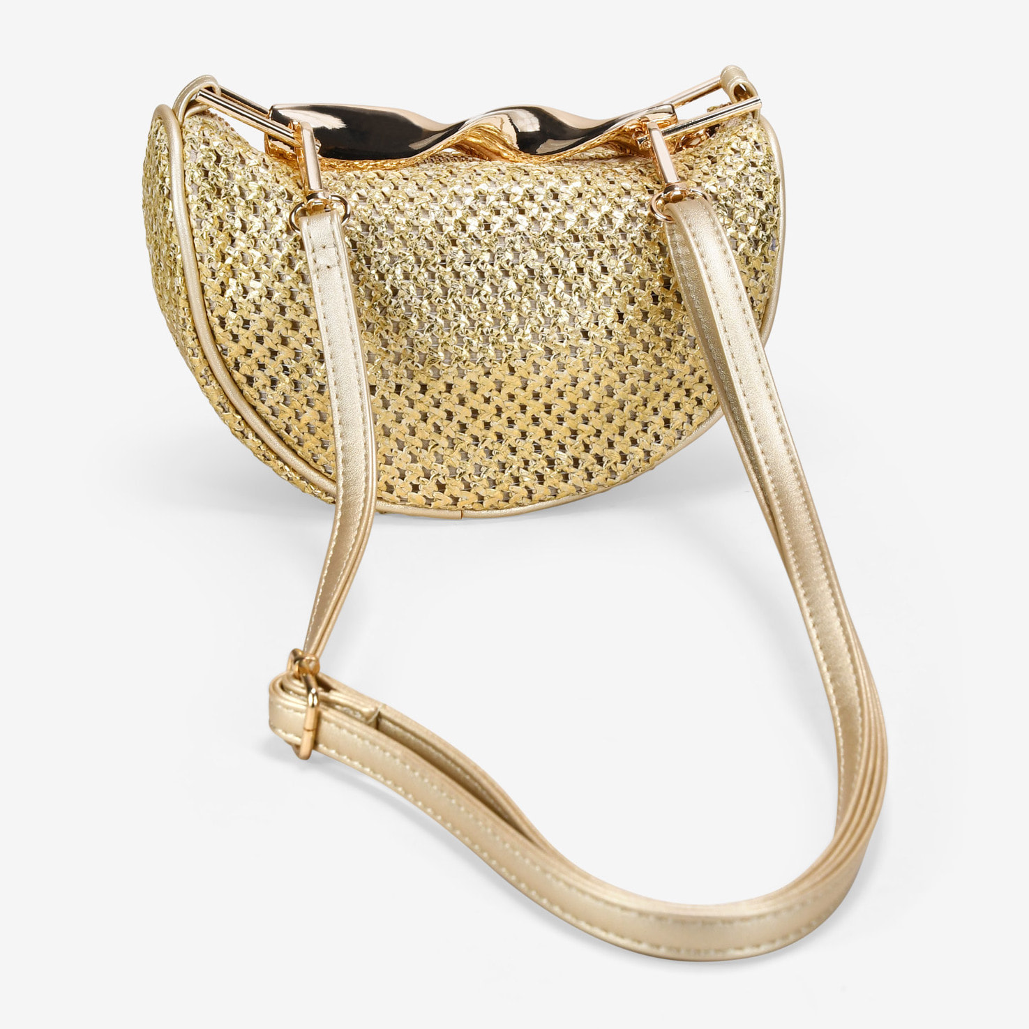Bolso de mano dorado en rafia con asa metálica