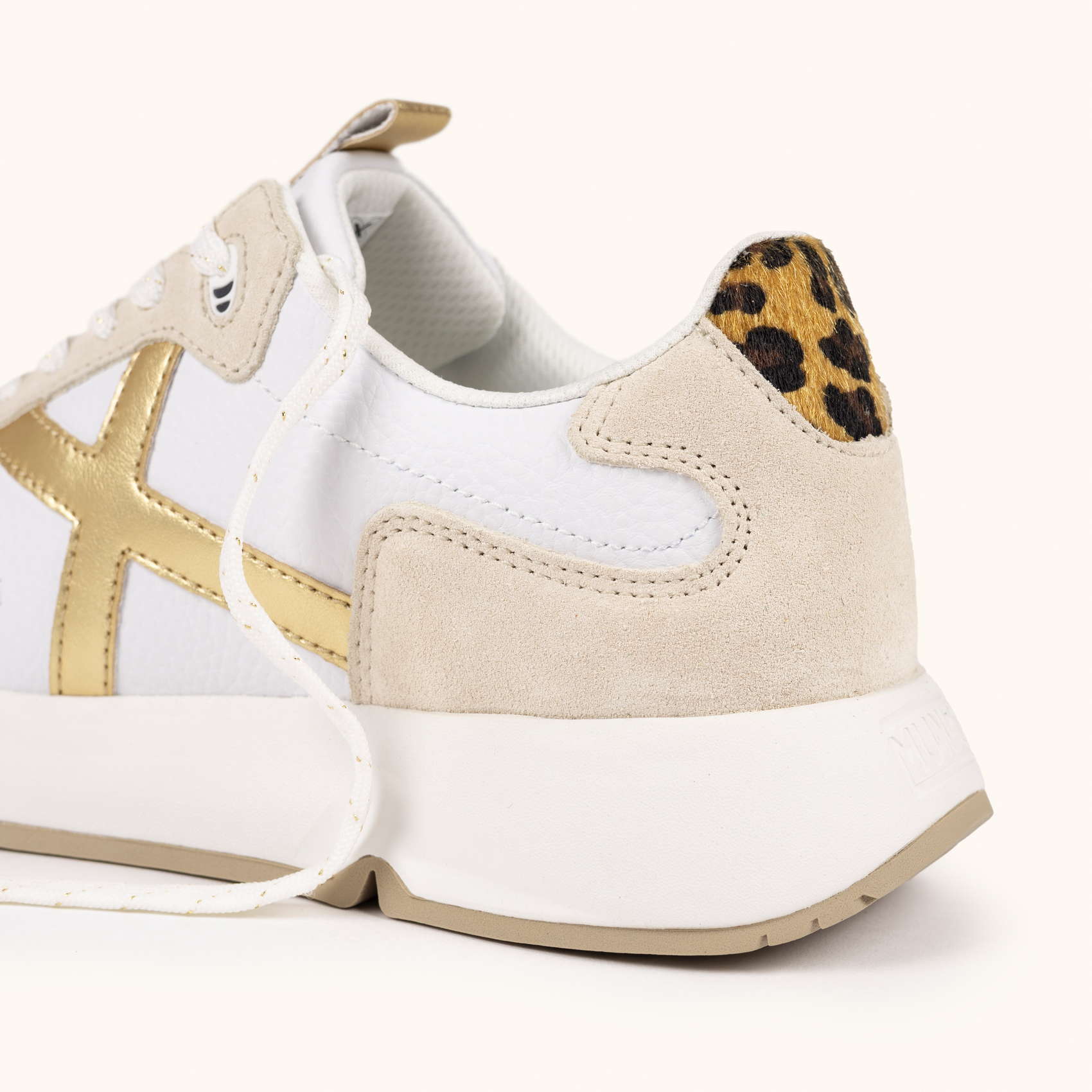MUNICH MAMBA 05 Sneakers de gran volumen y estética contemporánea Blanco, Beige, Dorado y Animal Print