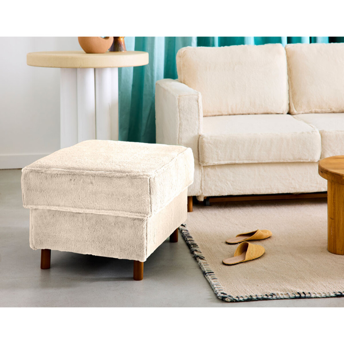 Jake - pouf en fausse fourrure - pieds en bois foncé - Beige