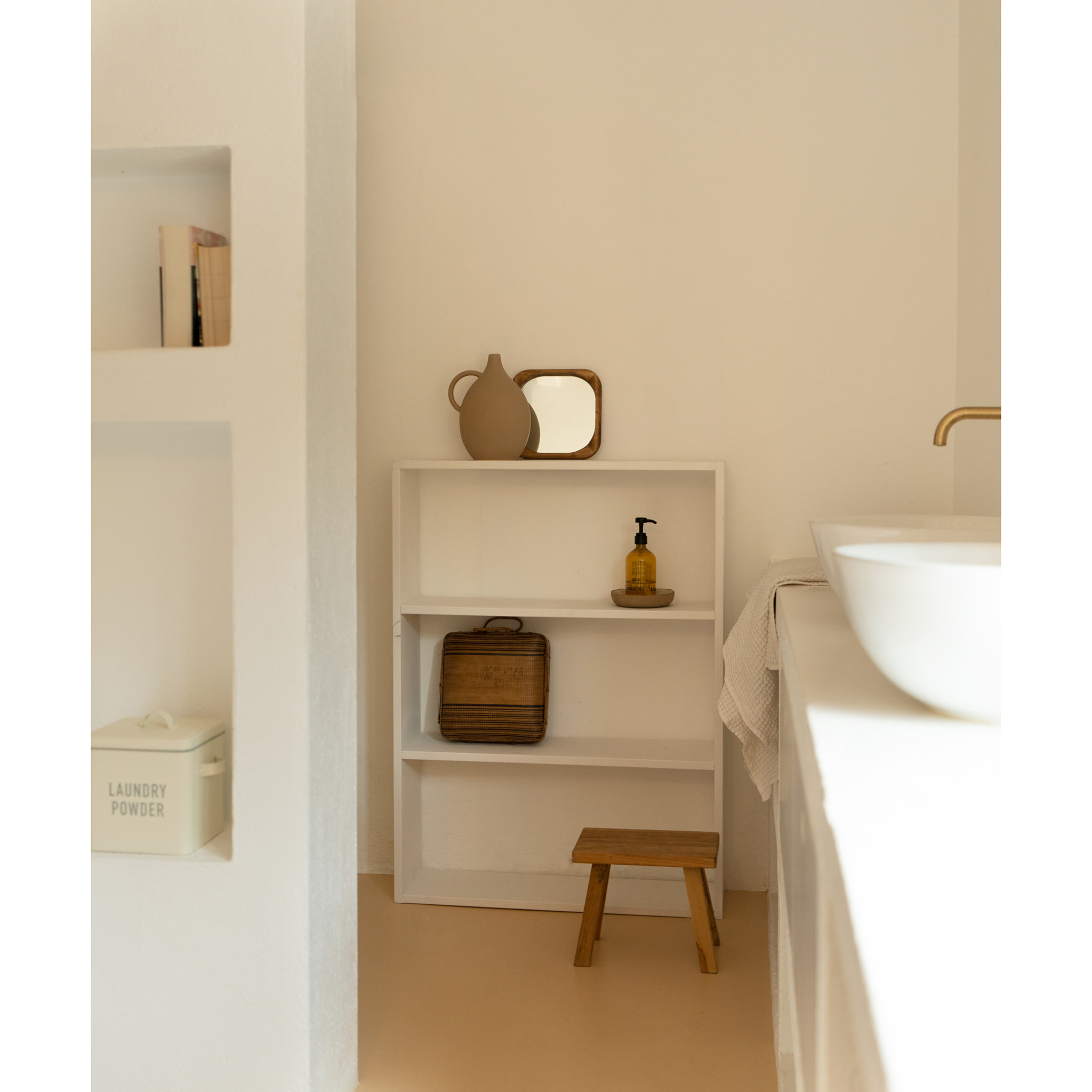 Estantería de madera maciza tono blanco con 2 estantes Alto: 110 Largo: 80 Ancho: 20