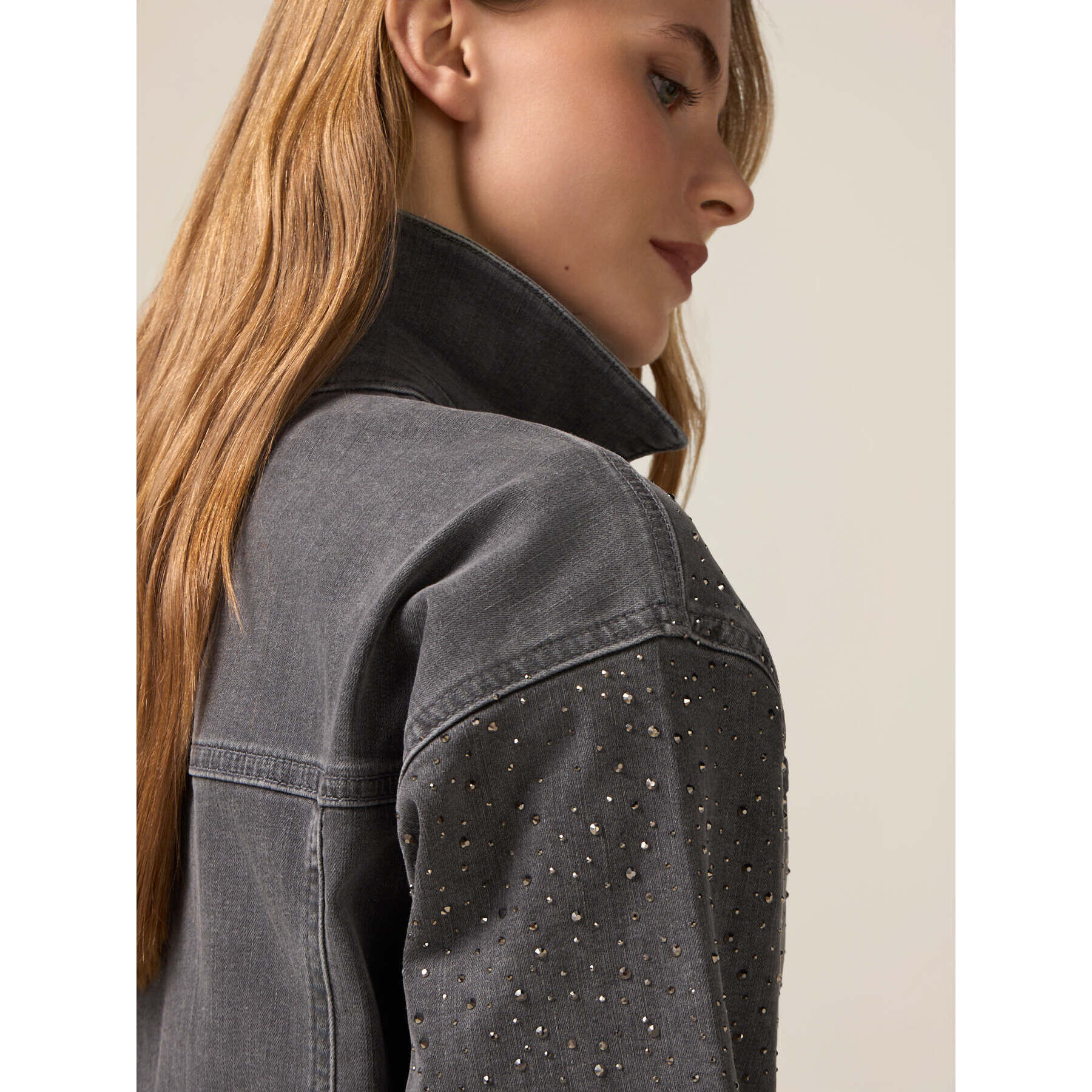 Oltre - Chaqueta corta de mezclilla con strass aplicados - Gris