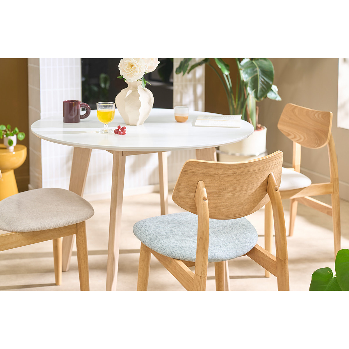 Chaises scandinaves en bois clair et tissu vert céladon (lot de 2) ELION
