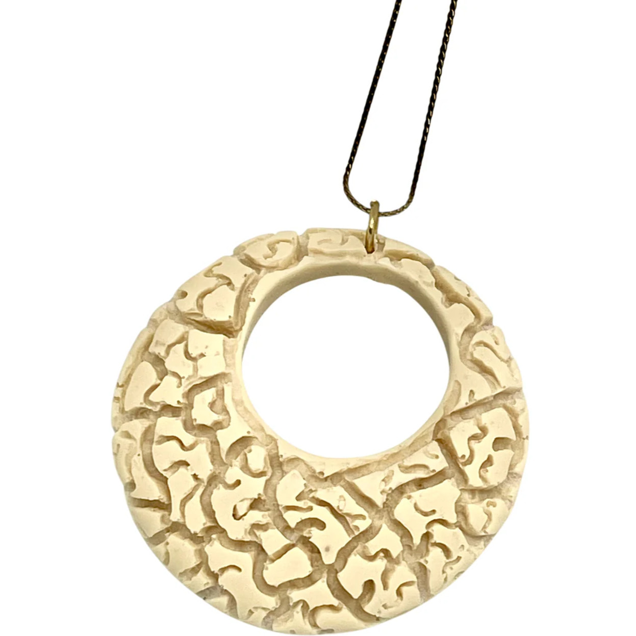 Collar largo Dentro del Laberinto resina Blanco roto y latón chapado dorado