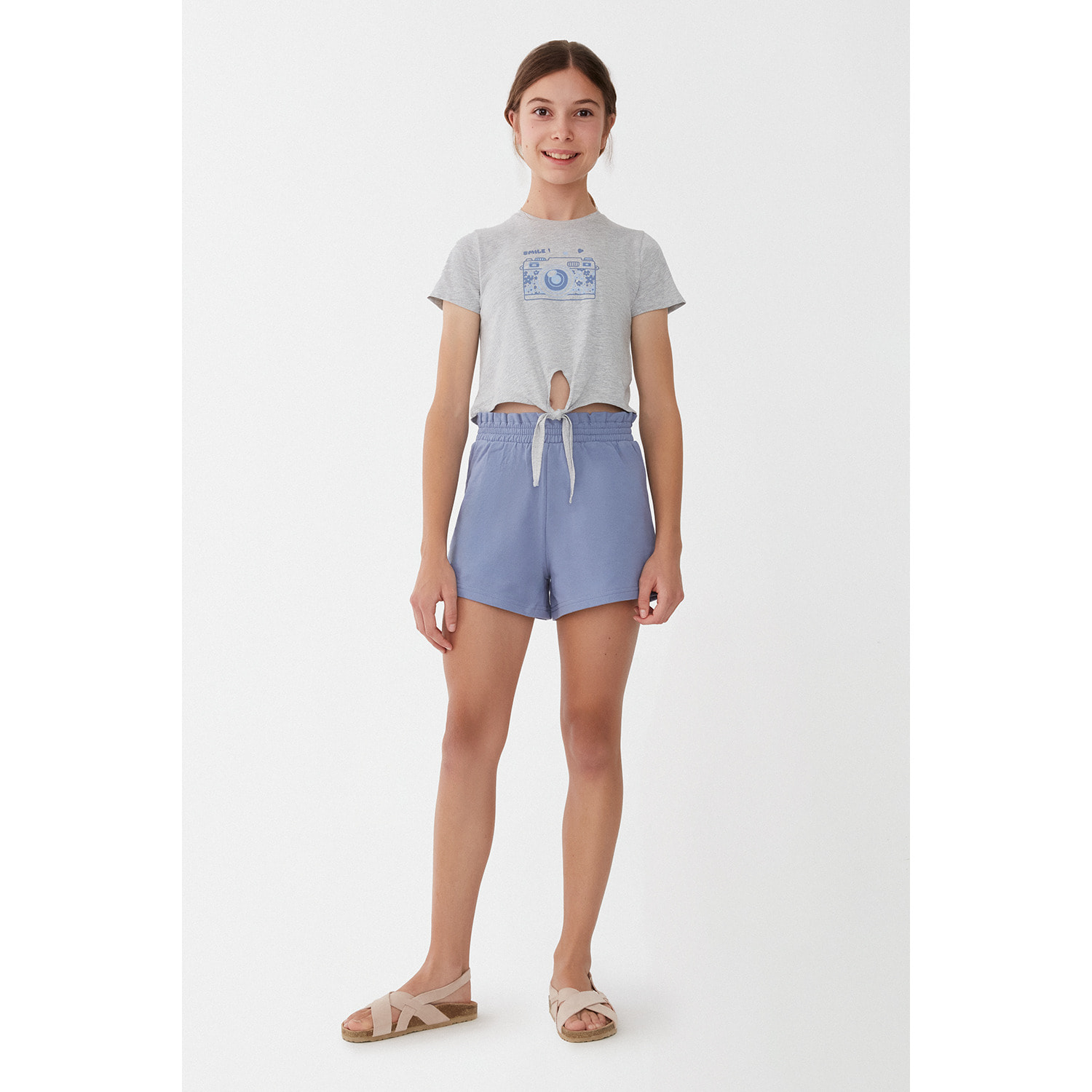 Conjunto niña 2 piezas Camiseta blanca algodón con nudo frontal y estampado cámara + Shorts Azul cintura elástica, bolsillos laterales, transpirable | Color: Azul | Street Monkey