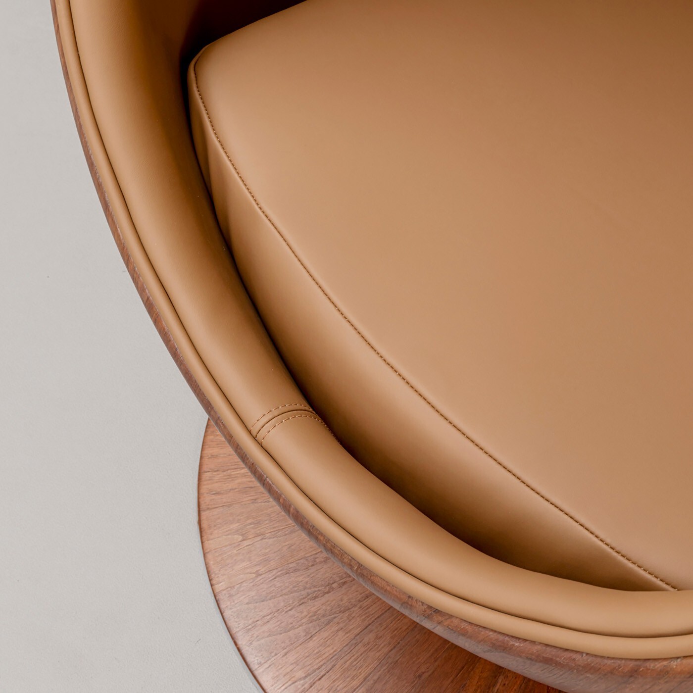 Fauteuil pivotant Eye Ball noyer Kare Design