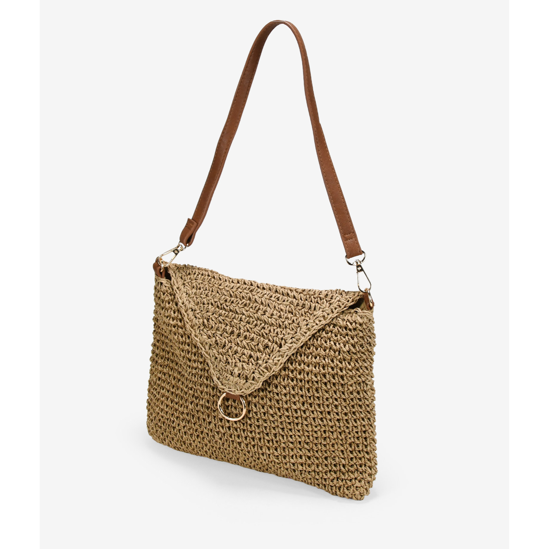 Bolso con solapa marrón claro en esparto