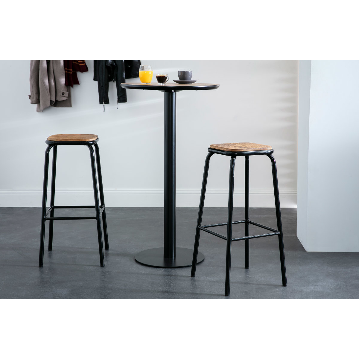 Tabourets de bar empilables noir et bois foncé H77.5 cm (lot de 2) MEMPHIS