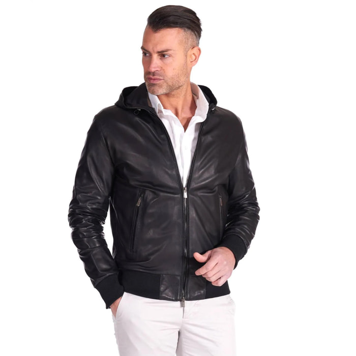 Giacca bomber in pelle nera con cappuccio nappa effetto liscio