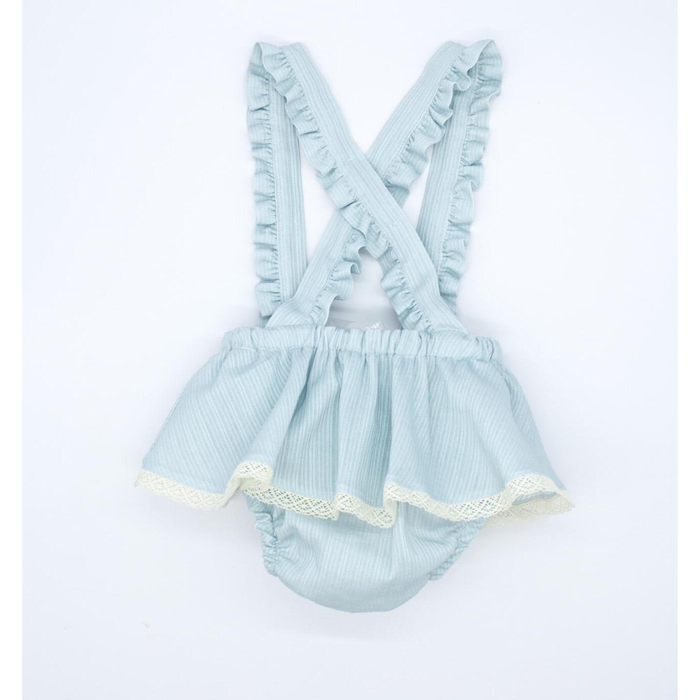 Cubrepañal con falda y tirantes con volantes.