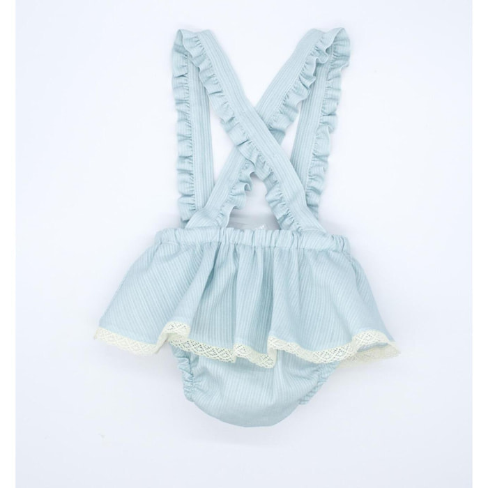 Cubrepañal con falda y tirantes con volantes.