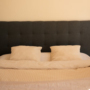 Tête de lit rembourrée en polyester avec plis en noir en différentes tailles