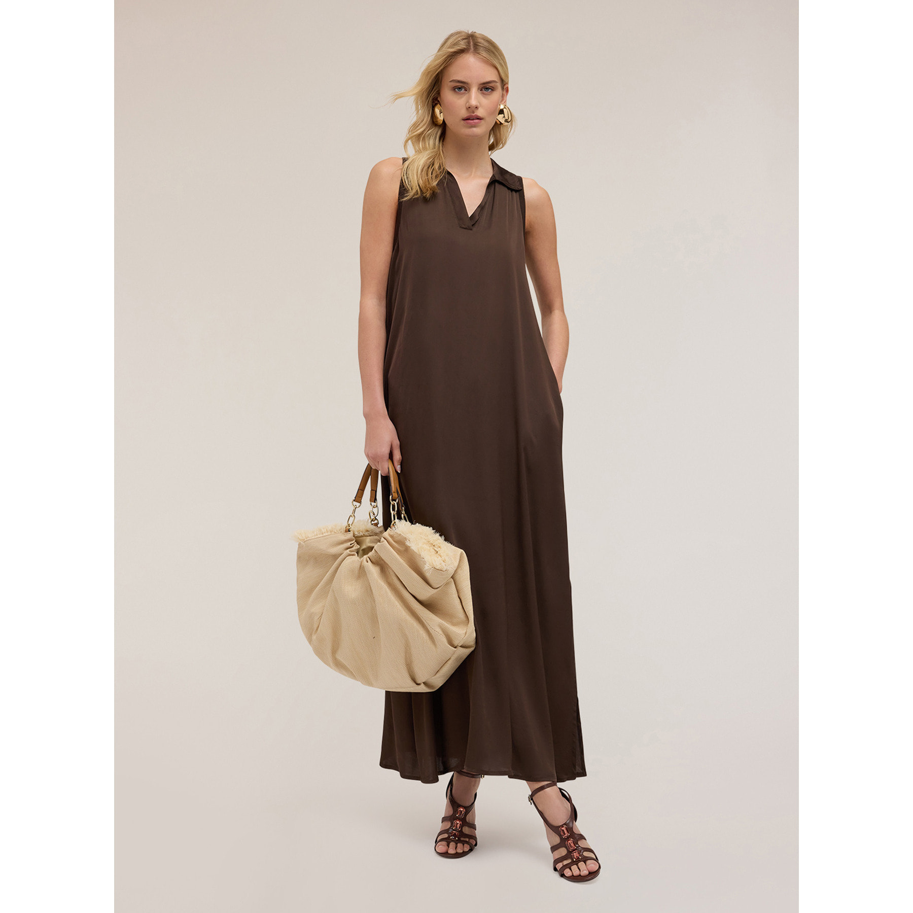 Motivi - Vestido largo con cuello de satén - Marrón