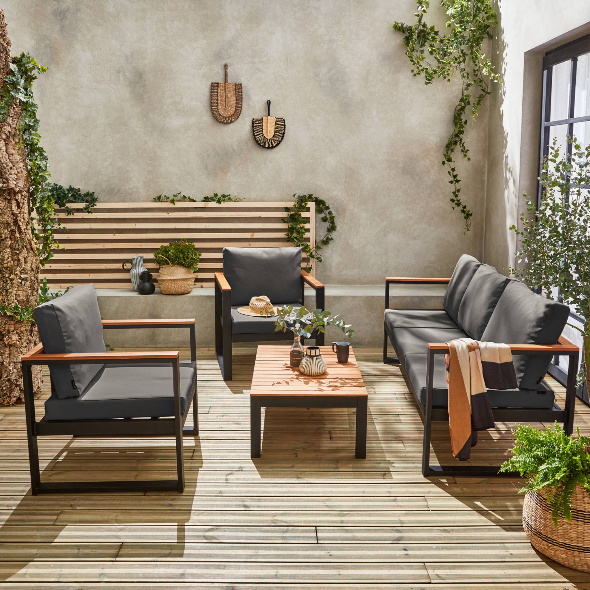 Salon de jardin 5 places en aluminium et eucalyptus – NAZCA – Structure noire. Coussins gris foncé