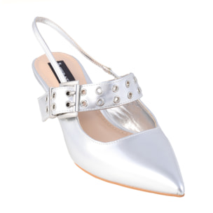 Decolletè in simil pelle con fascia borchiata