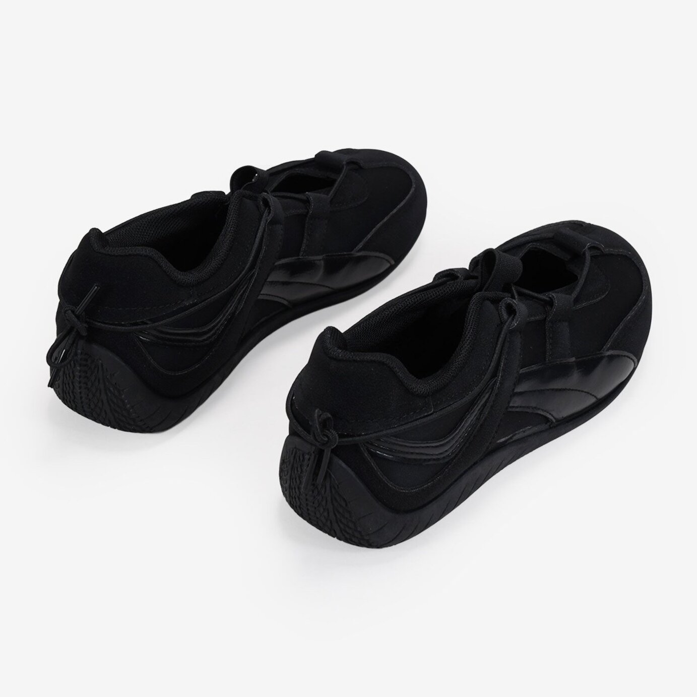 Bailarinas deportivas negras con lazada