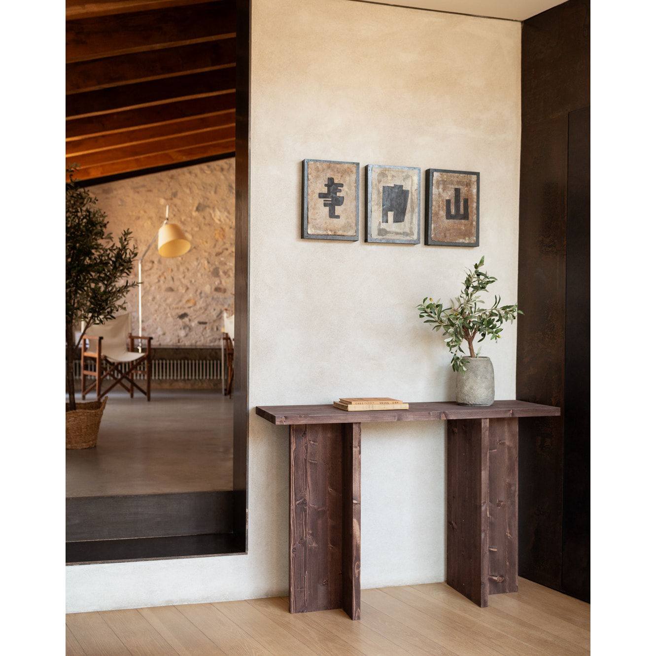 Consola de madera maciza en tono nogal de 120x80cm Alto: 35 Largo: 120 Ancho: 80