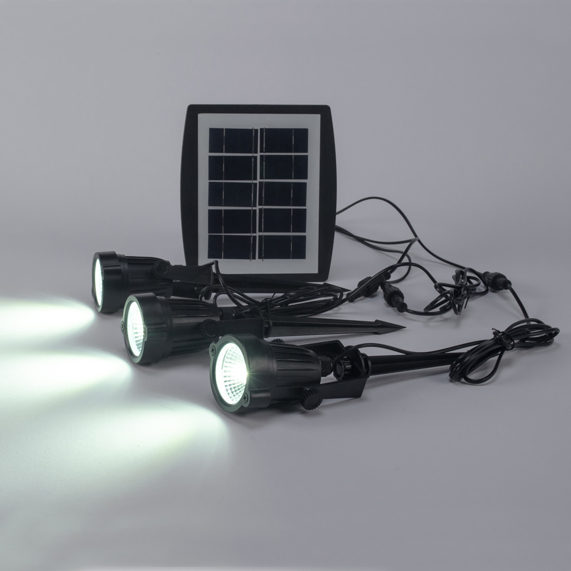 Forlight Proyector Solar LED Exterior IP65, 15W Luz Blanca Fría 6500K, Resistente al Agua y Golpes, Instalación Fácil con Pinchos, Ecológico y Versátil para Jardines y Terrazas