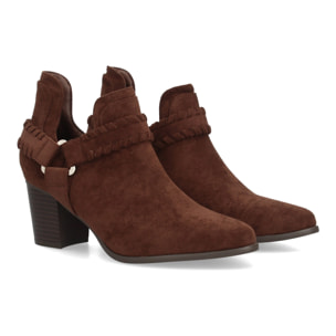 Botín western con detalles trenzados