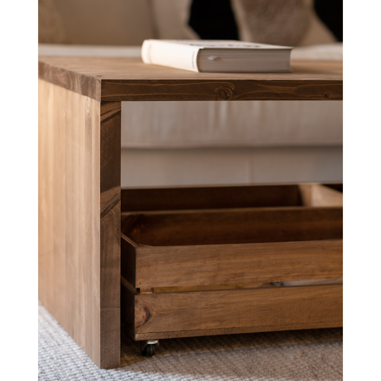 Mesa de centro de madera maciza en tono roble oscuro con ruedas de 120x45cm Alto: 45 Largo: 120 Ancho: 60