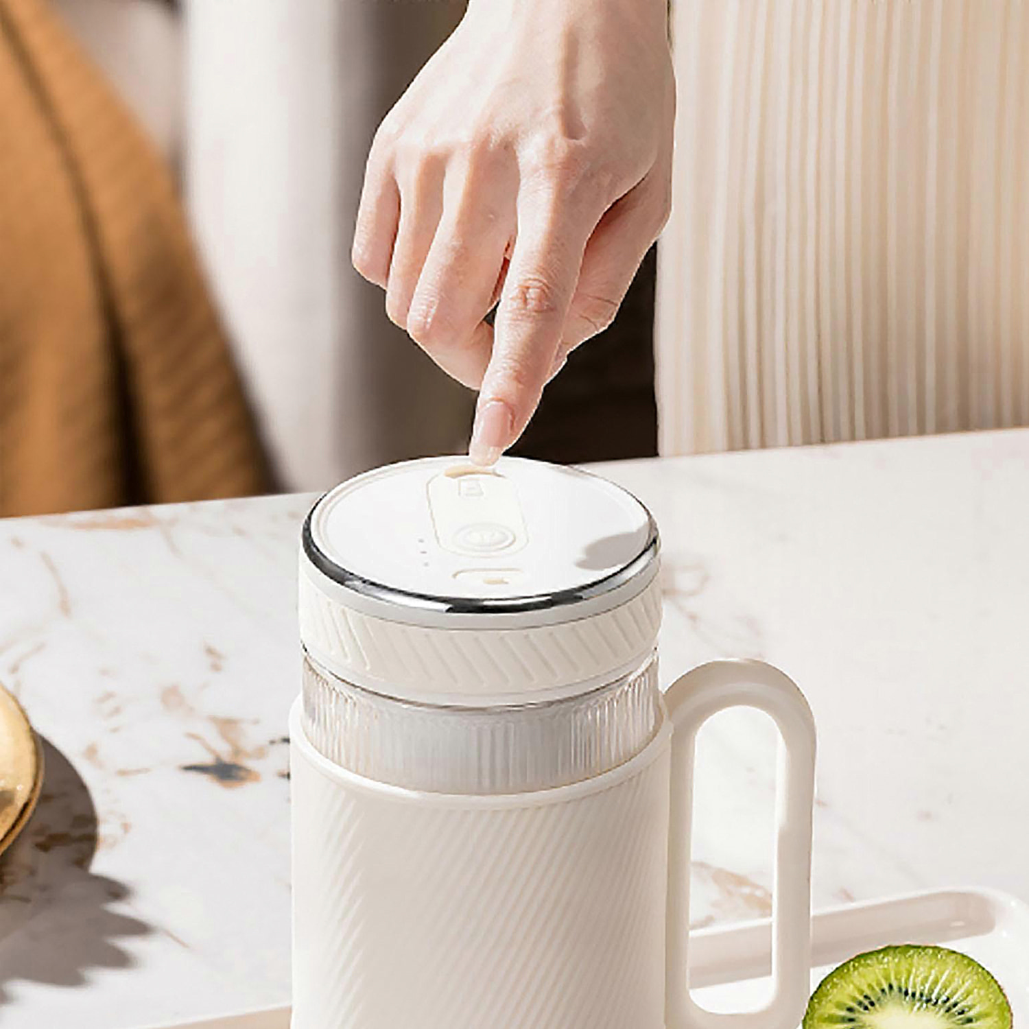 Batidora portátil Z0710 con capacidad de 350ml. Con batería recargable de 1500mAh y diseño portátil ideal para uso diario.