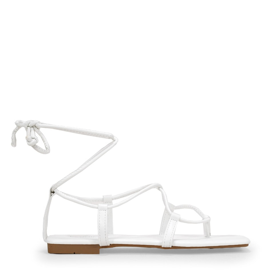 Sandalias blancas planas con cordones