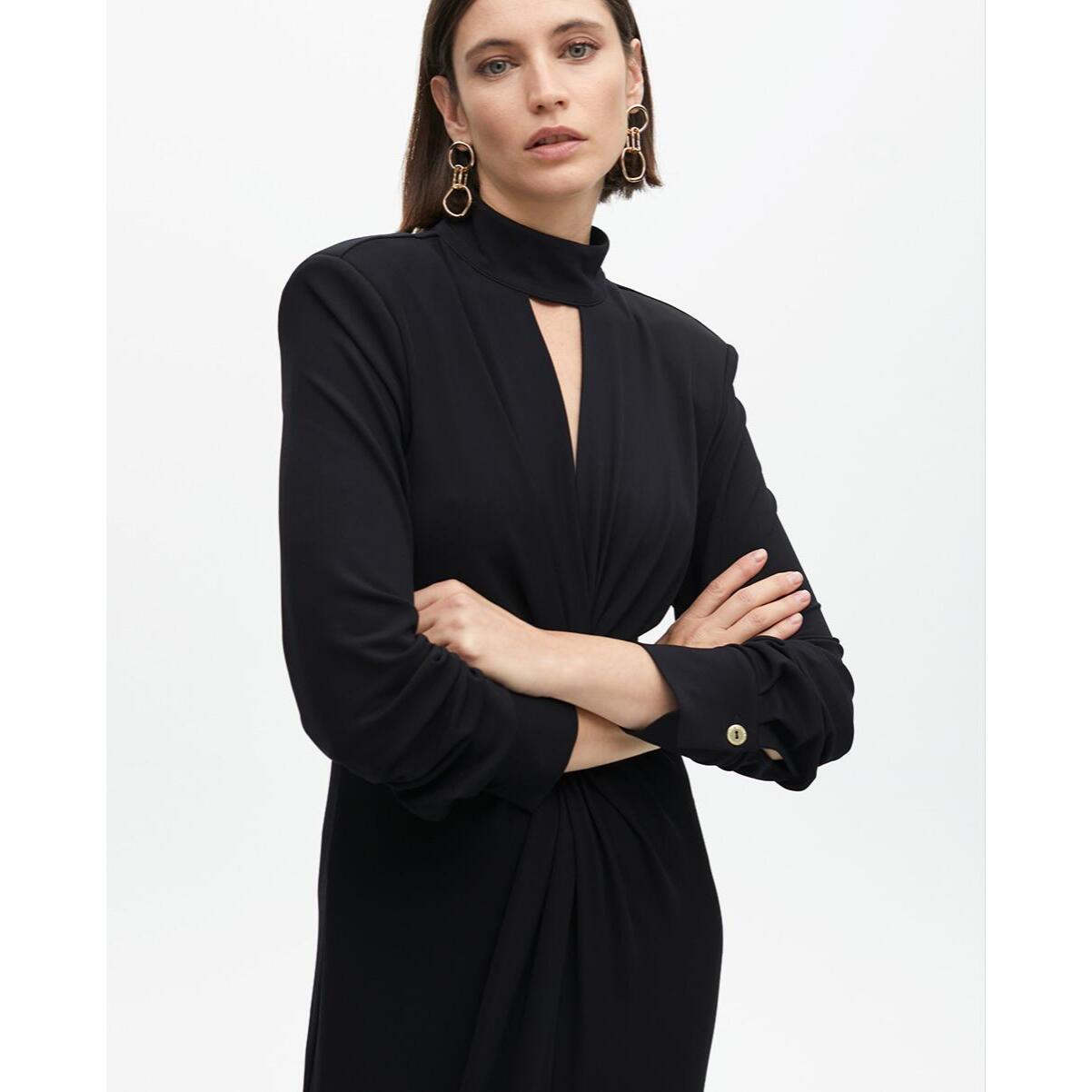 Abito Lungo con Dettaglio al Collo