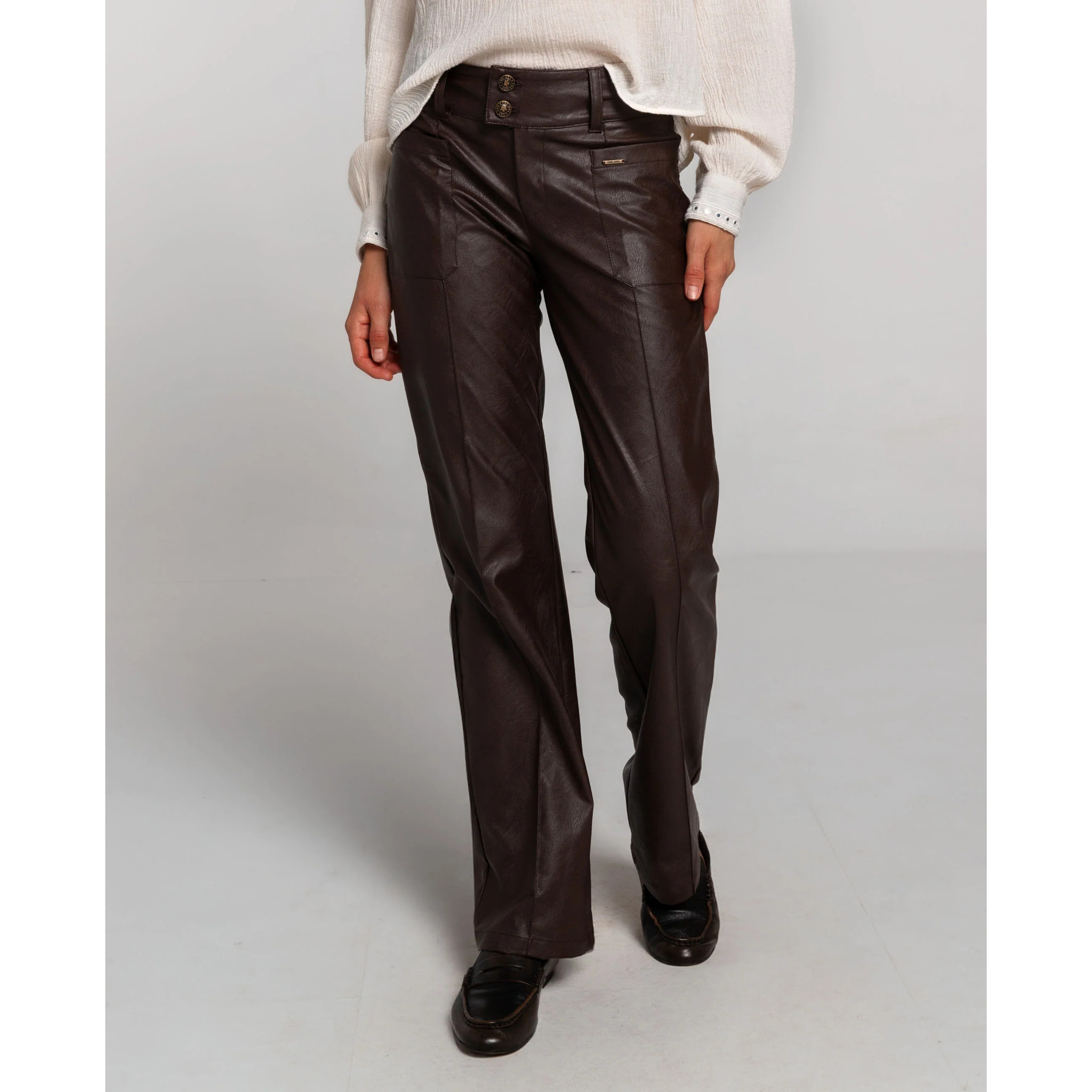 Pantalón de polipiel marrón con bragueta, doble botón y bolsillos.