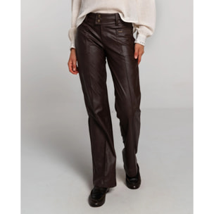 Pantalón de polipiel marrón con bragueta, doble botón y bolsillos.