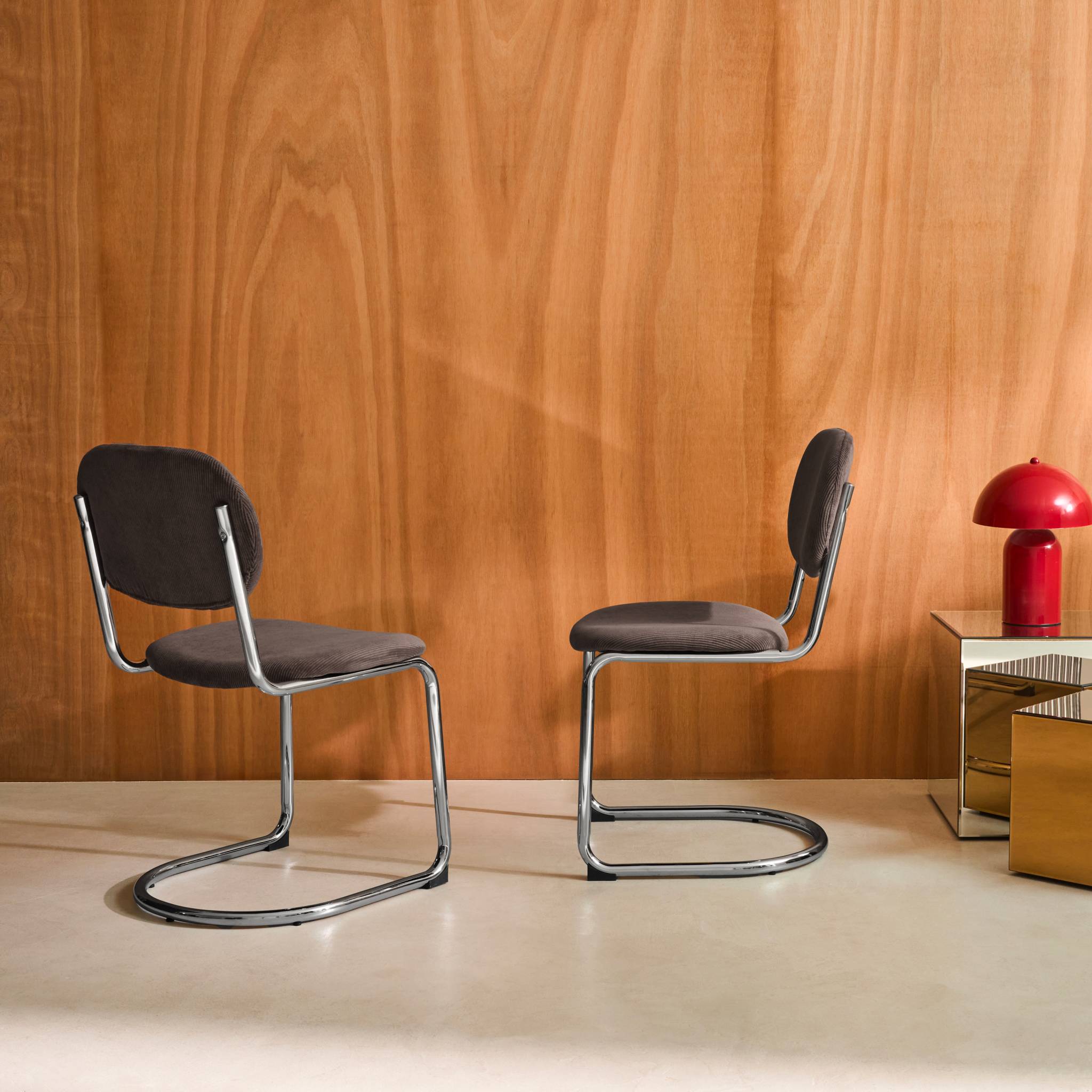 Lot de 2 chaises cantilever arrondie métal. velours côtelé marron et pieds chromés - L 47 x P 54.5 x H 81cm - Maloa