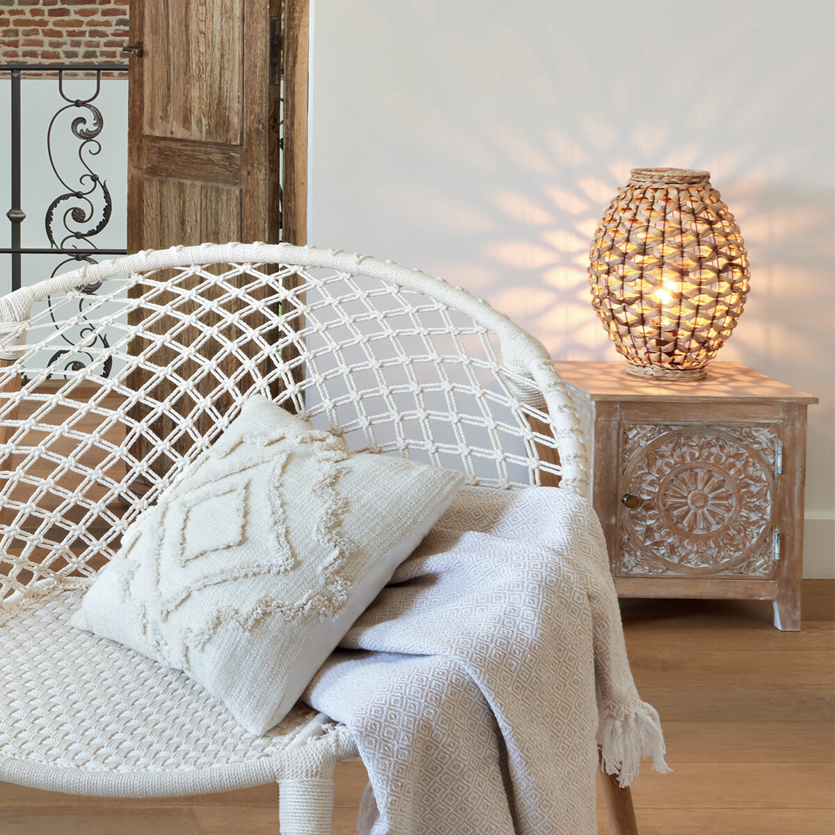 Table de chevet "Shirel" - bois sculpté