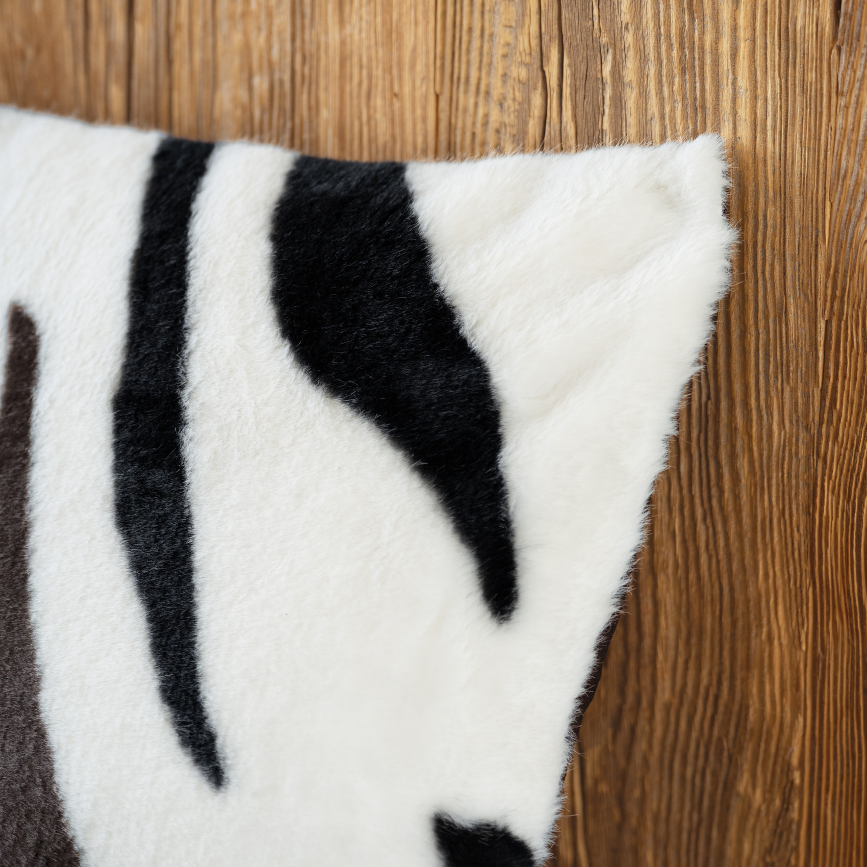 Coussin garni à motif zèbre avec dos en velours - Noir