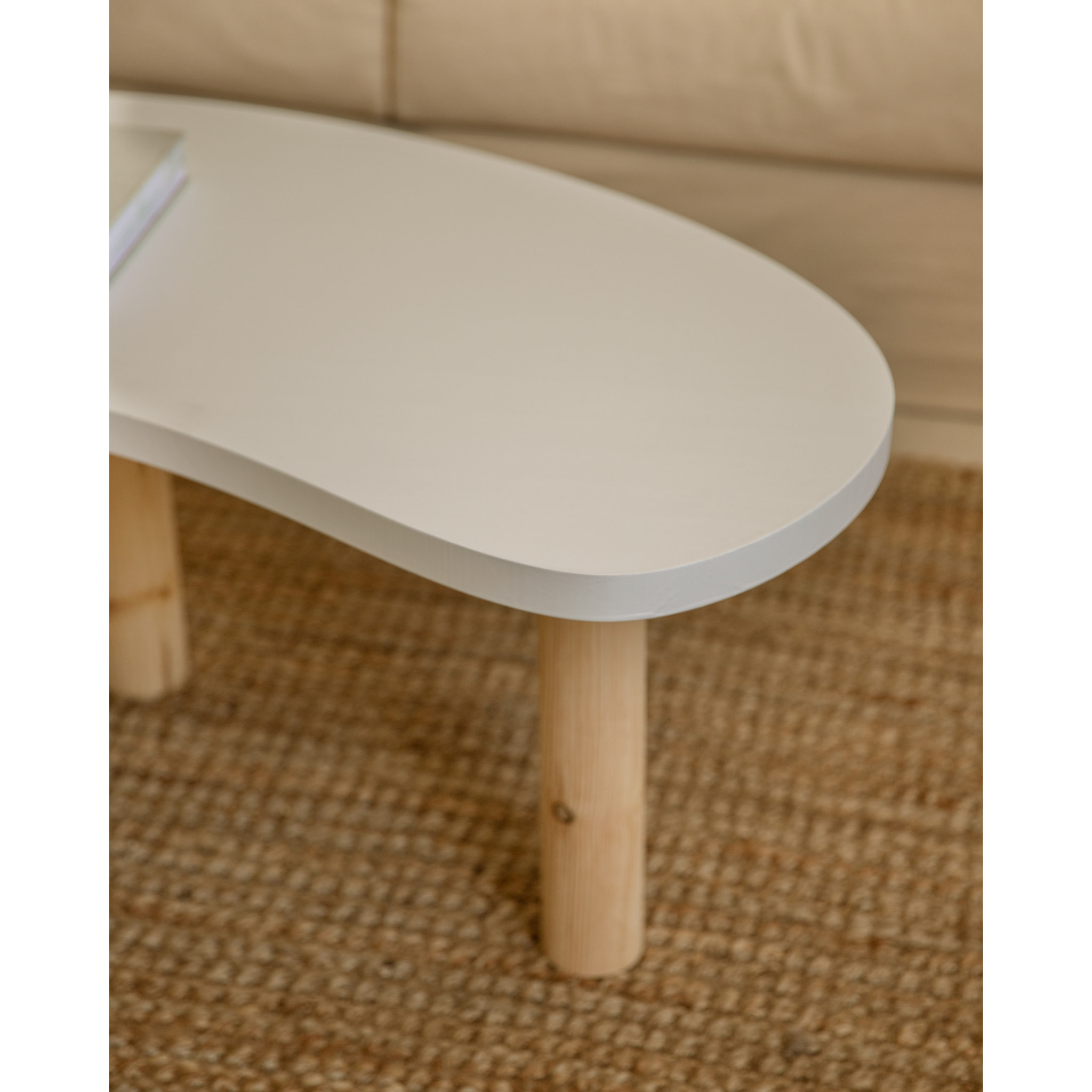 Table basse en bois massif avec plateau en teinte blanche et pieds en teinte naturelle en différentes tailles