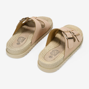 Sandalias planas arena con hebillas metálicas