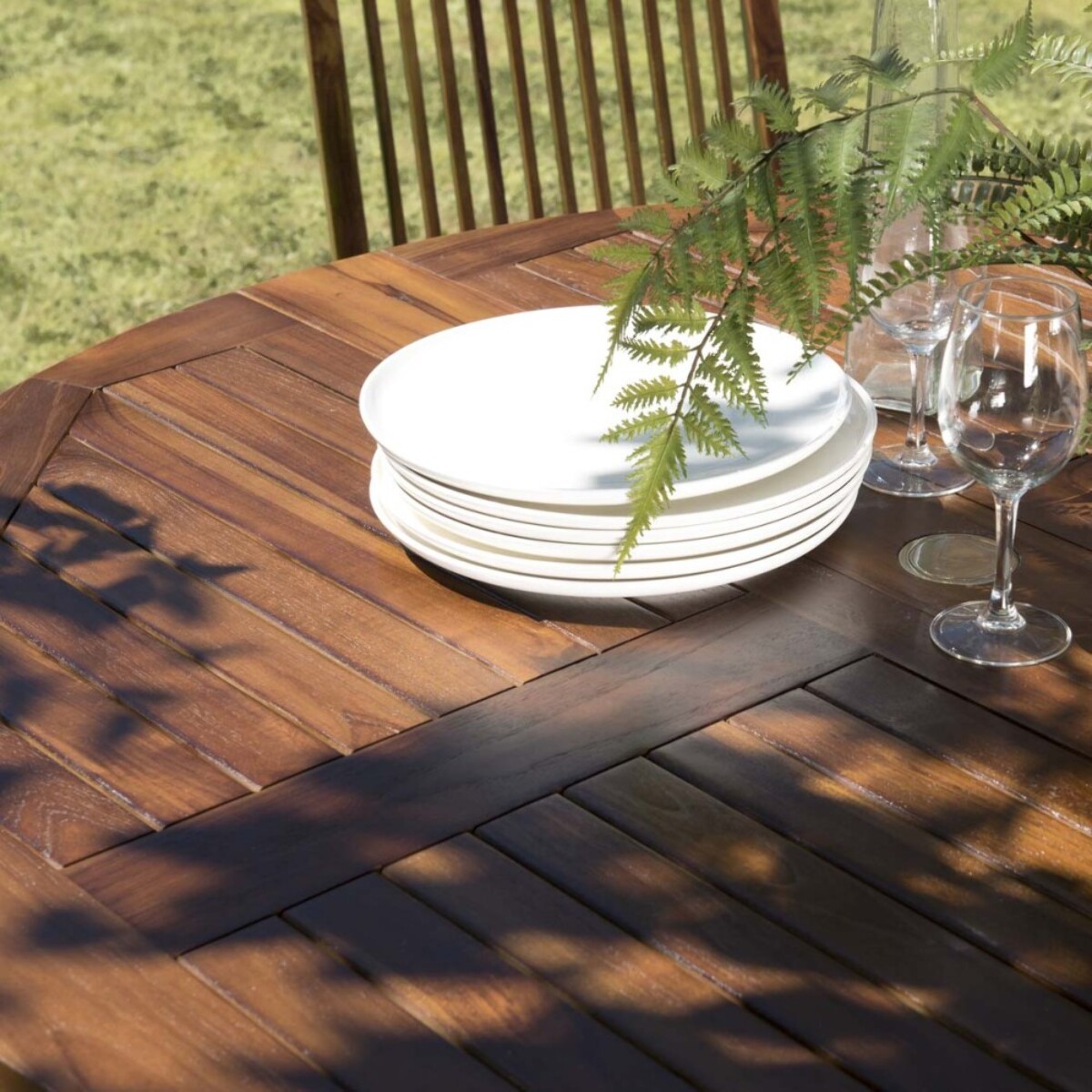 MAEVA - Table de jardin 4/5 personnes - table ronde à rabats papillon en bois teck huilé