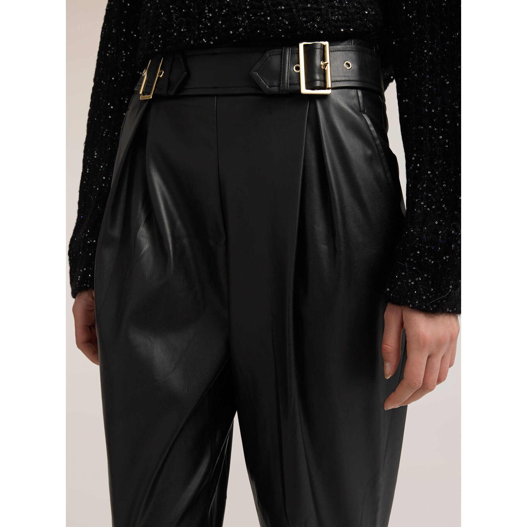 Motivi - Pantaloni carota con cintura - Nero